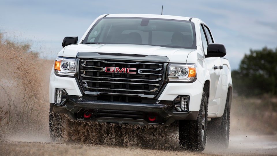 GMC Canyon AT4 2022 sur la route.
