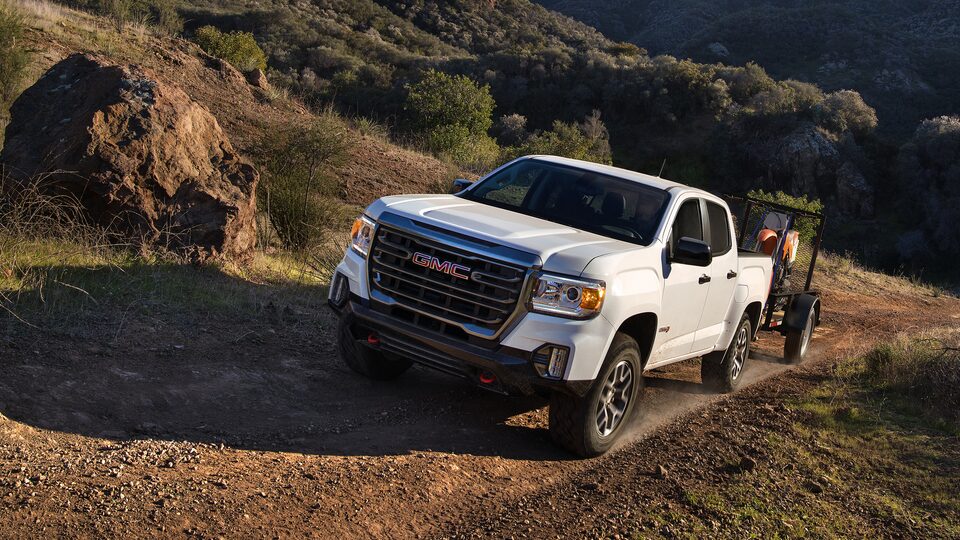 GMC Canyon 2022 en train de remonter un chemin.