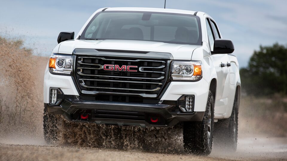 GMC Canyon AT4 2022 sur la route.