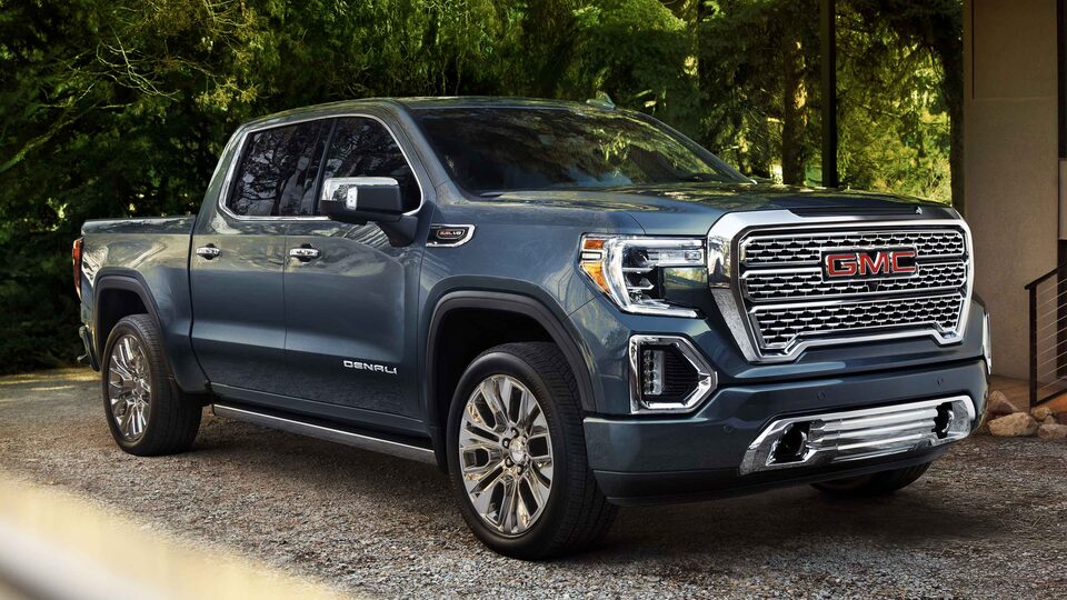 2022 GMC Sierra 1500 Denali parked.