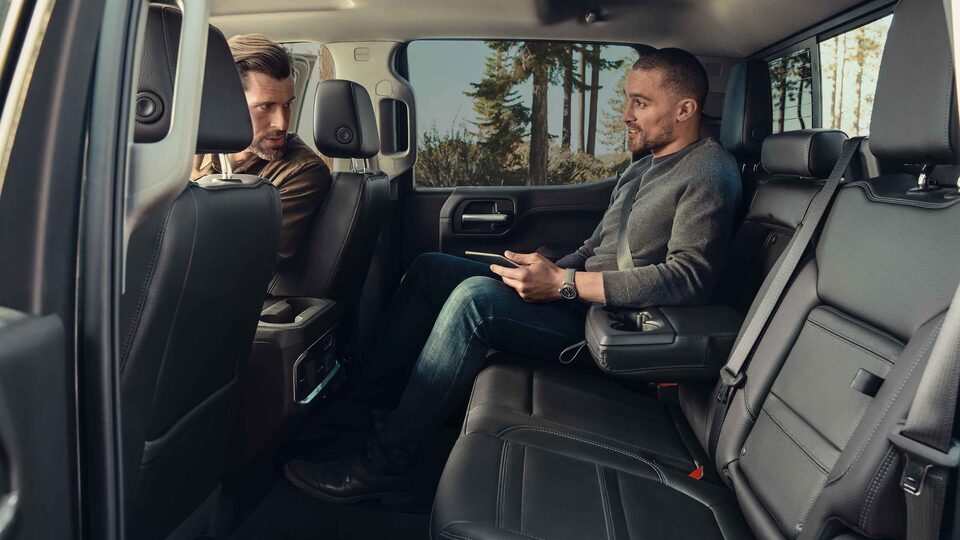 GMC Sierra 1500 2021 - sièges arrière.