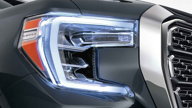 Phares de la 2022 Sierra 1500 Denali.