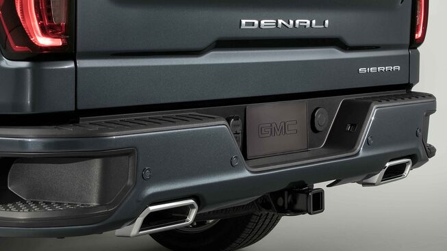 GMC Sierra 1500 2022 Denali avec double pot d'échappement.