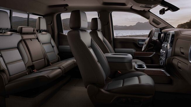 Les sièges intérieurs de la GMC Sierra 1500 2022 Denali.
