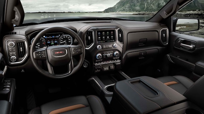 GMC Sierra AT4 2022 : tableau de bord intérieur comprenant le volant et la console centrale.