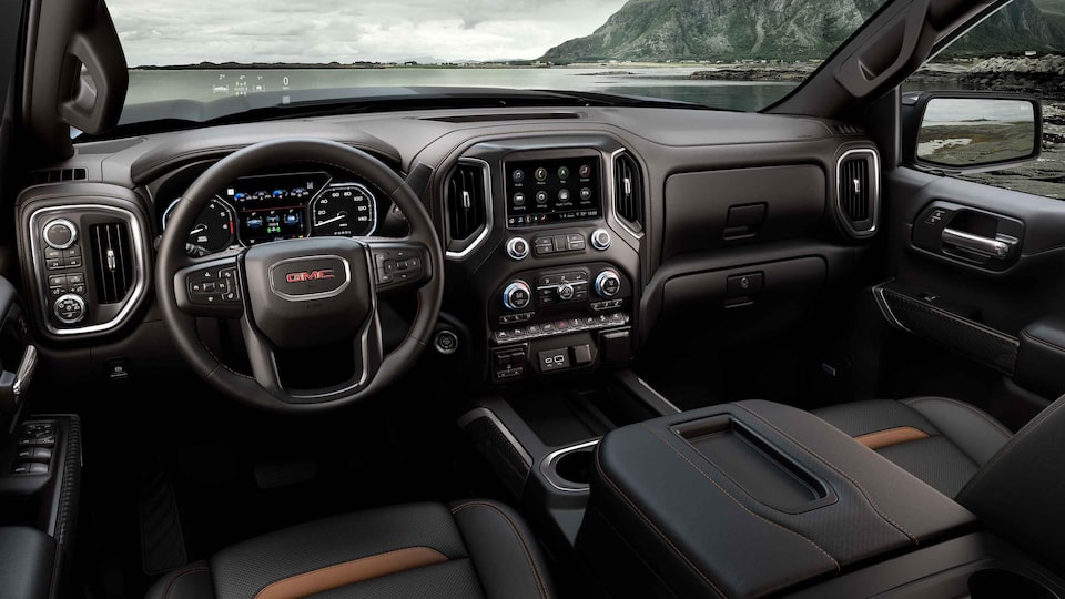 GMC Sierra AT4 2022 2022 avec sièges intérieurs à la première rangée et tableau de bord.