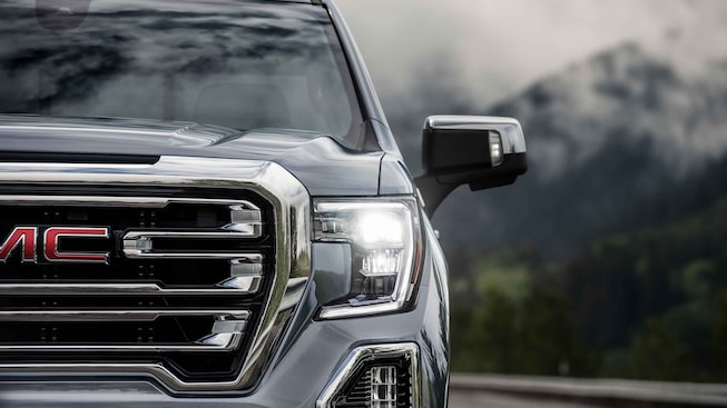 GMC Sierra 1500 2022 grille et phares.