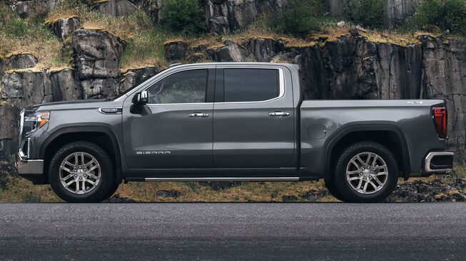 GMC Sierra 1500 2022 vue de profil à gauche.