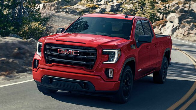 Vue de face du GMC Sierra 1500 2022 circulant sur la route.