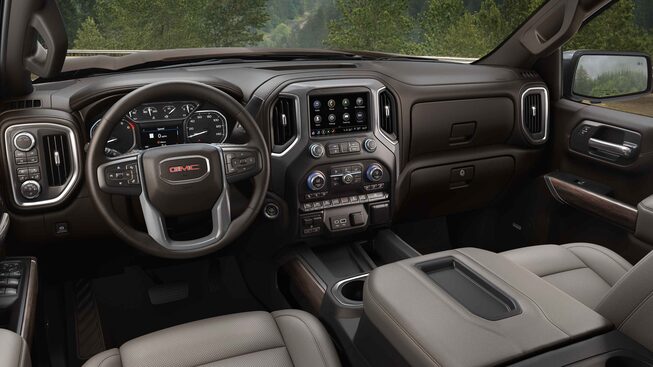 GMC Sierra 1500 2022 intérieur tableau de bord, volant et console centrale.