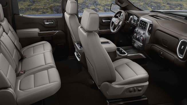 Vue de profil des intérieurs du GMC Sierra 1500 2022.
