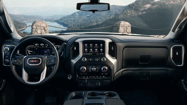 Tableau de bord, système d'info-divertissement et volant du GMC Sierra 1500 2022.