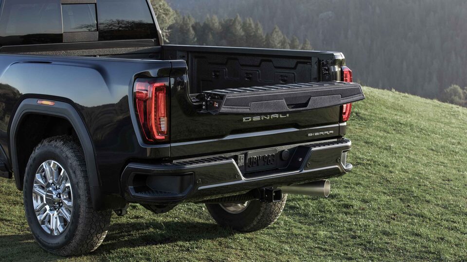 GMC Sierra HD Denali 2022 : portillon intérieur avec plan de travail.