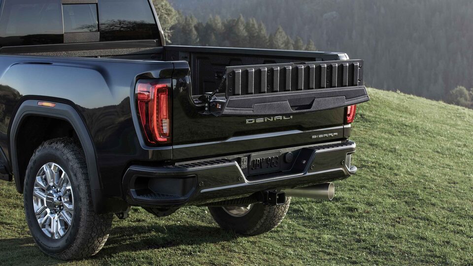 GMC Sierra HD Denali 2022 : marchepied intérieur.