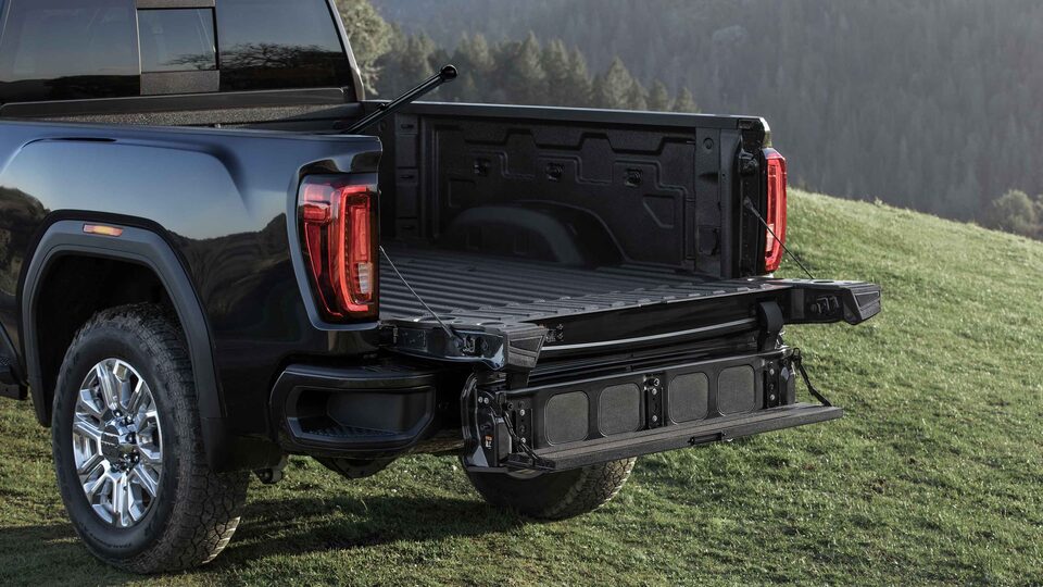 GMC Sierra HD Denali 2022 : marchepied pleine largeur.