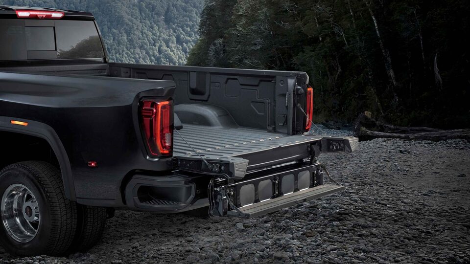 Pare-chocs arrière avec marchepied d'angle du Sierra HD Denali 2022.