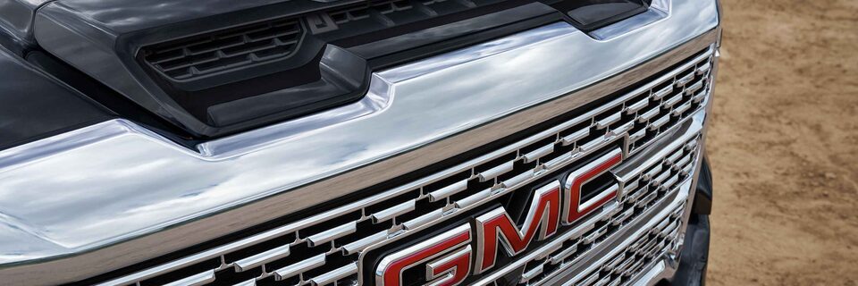 GMC Sierra HD Denali 2022 : calandre et insigne.