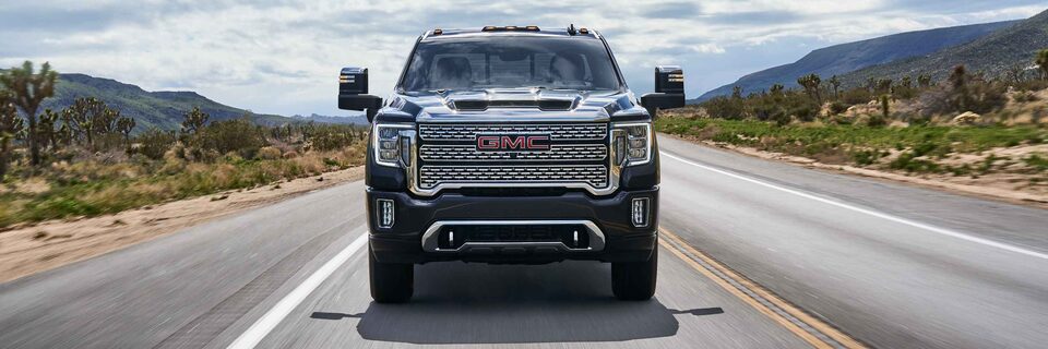 GMC Sierra HD Denali 2022 conduisant sur la route.