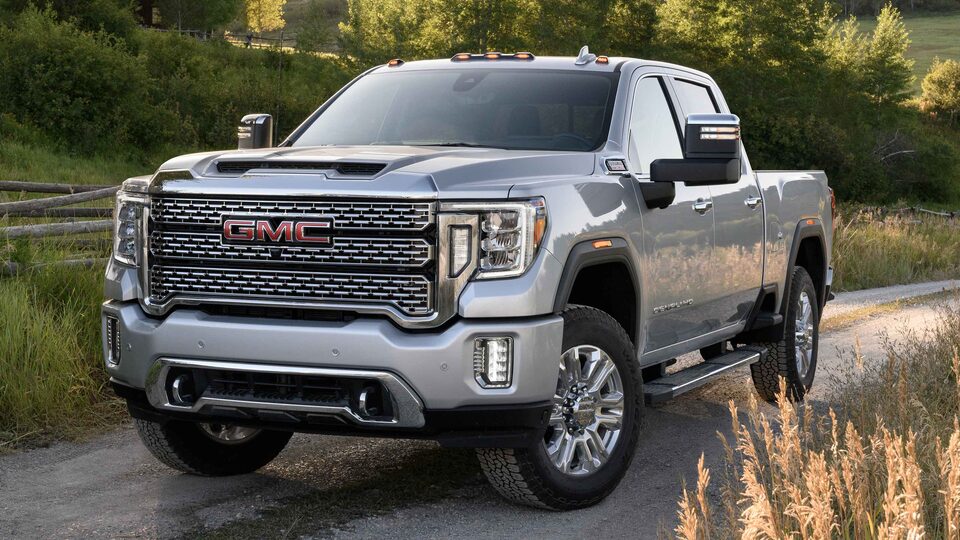 GMC Sierra HD 2023 conduite sur la route.