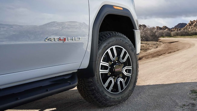 Roue de la GMC Sierra HD AT4 2022.