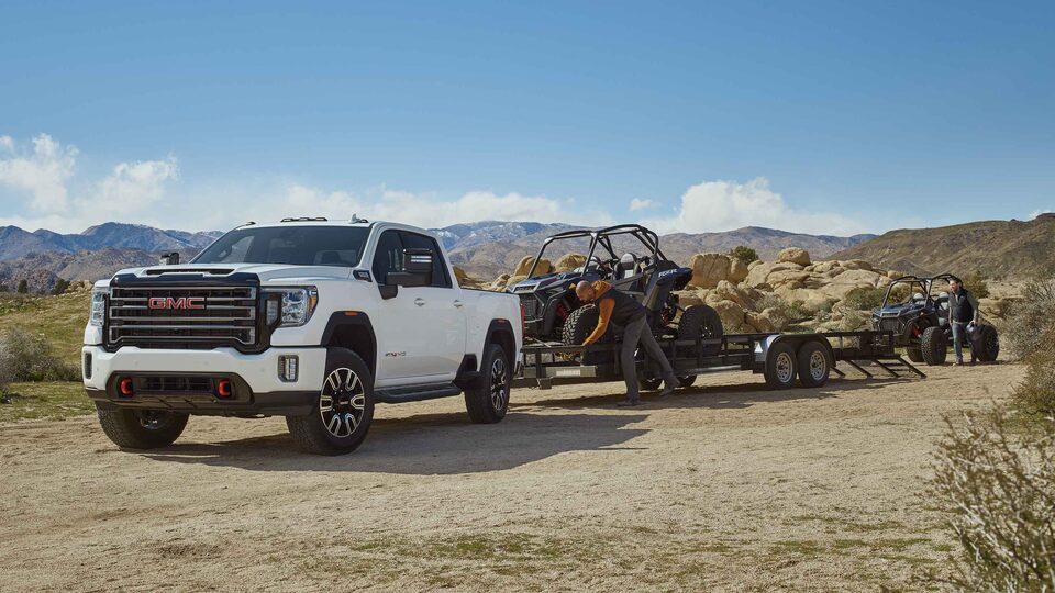 GMC Sierra HD AT4 2023 : conduite et remorquage hors route.