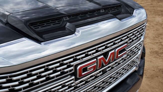 Calandre de la GMC Sierra HD Denali 2022.
