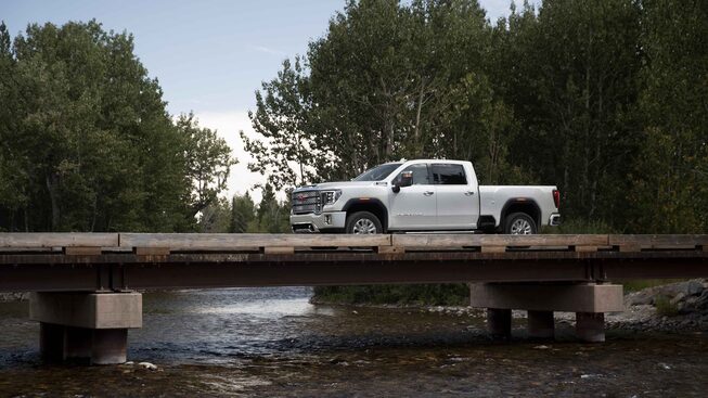 La Sierra HD Denali 2022 en conduite sur un pont.