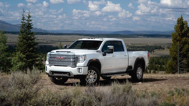 La Sierra HD Denali 2022 stationnée à l'extérieur.