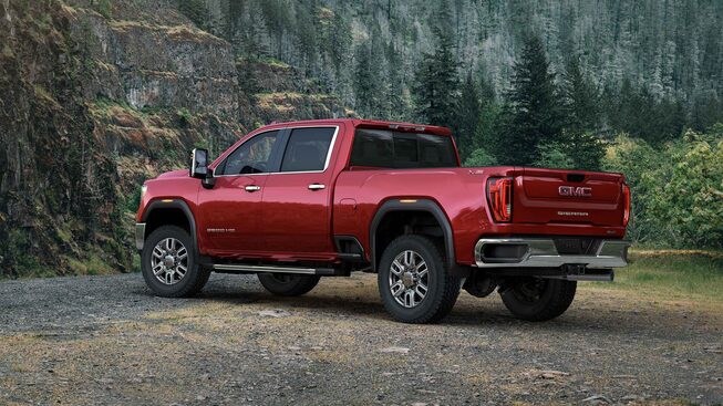 Sierra HD SLE/SLT 2023 stationné en plein air.