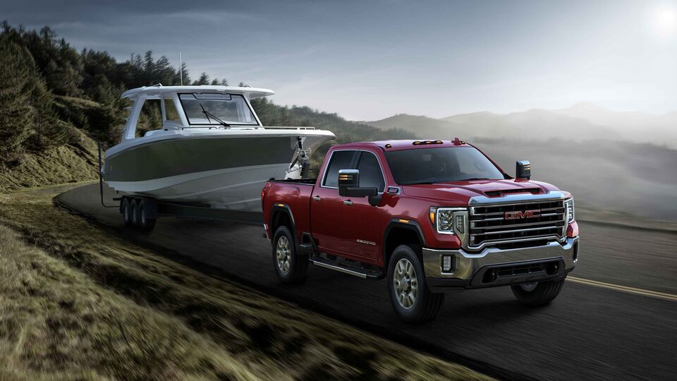 GMC Sierra HD 2022 remorquant un bateau.