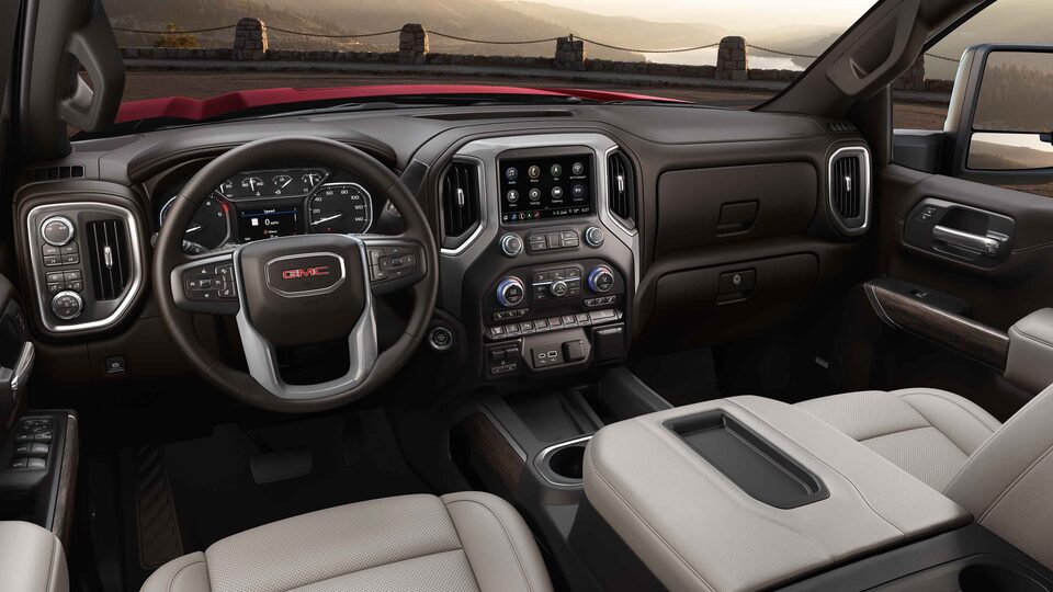 Sierra HD SLE/SLT 2022 : intérieur avant comprenant le tableau de bord, la console centrale et le volant.