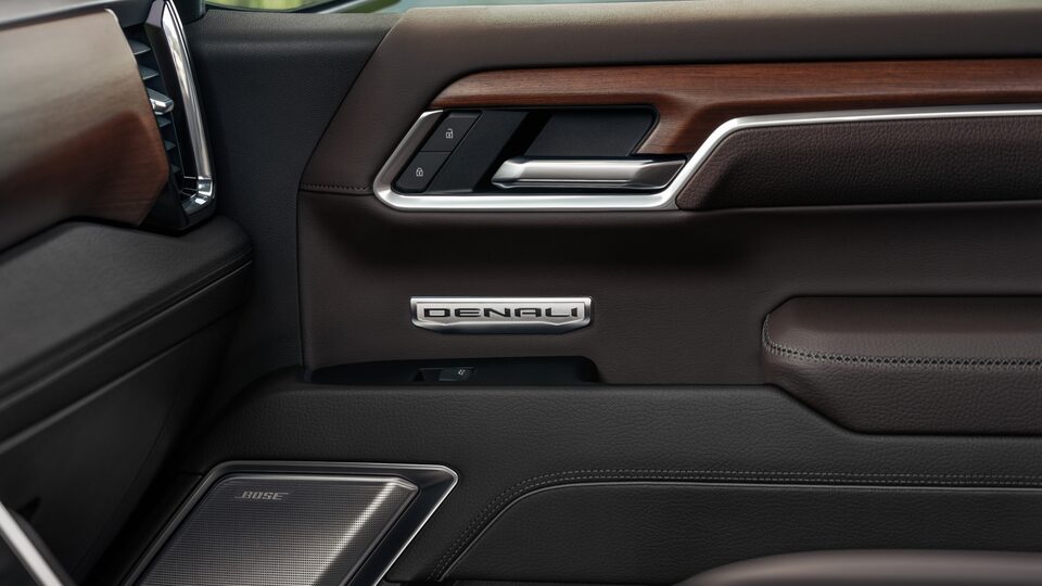 2022 Sierra 1500 Denali: Door handle.