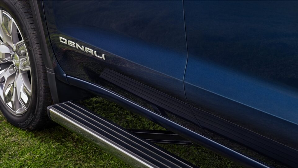 2023 Sierra 1500 Denali: Assist steps.
