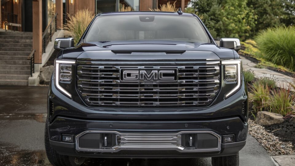 Front grille of the 2022 Sierra Denali Ultimate.