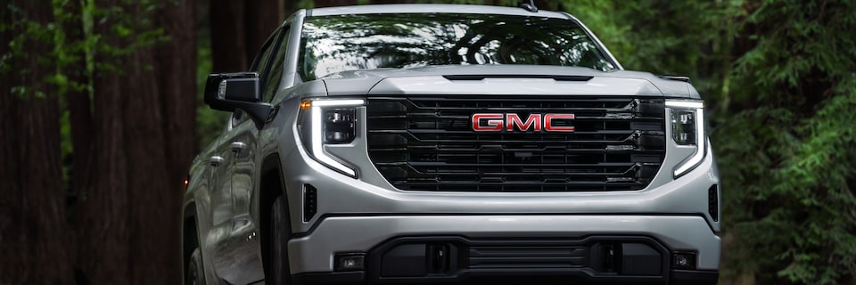 Vue latérale avant du GMC Sierra 1500 2022.