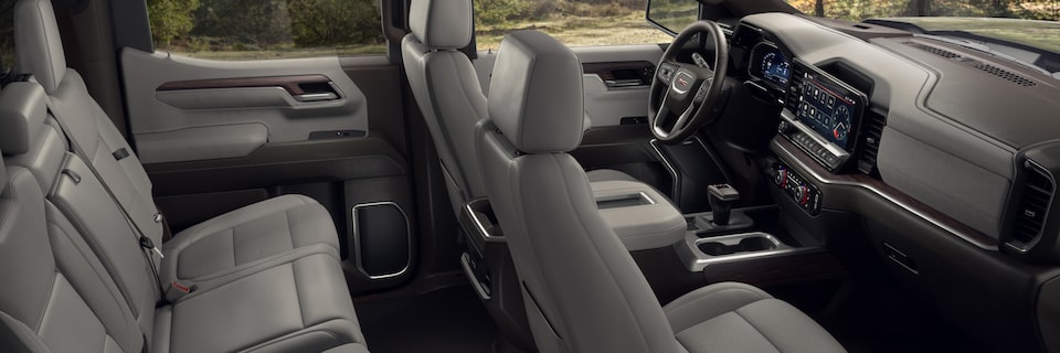 Vue latérale des sièges du GMC Sierra 1500 SLE et SLT 2022.