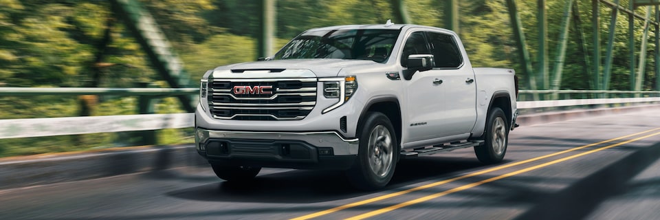 Vue latérale du GMC Sierra 1500 2022 sur la route.