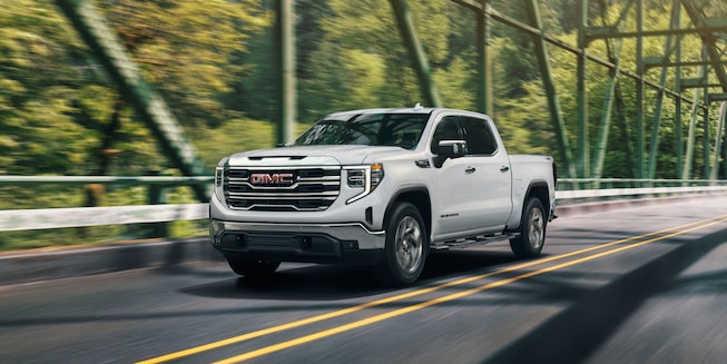 Vue latérale du GMC Sierra 1500 2022 sur la route.