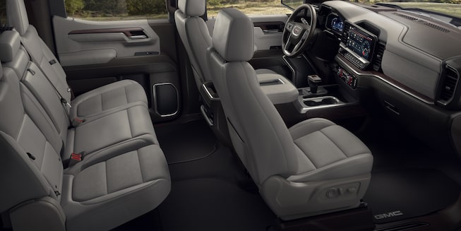 Vue latérale des sièges du GMC Sierra 1500 SLE et SLT 2022.