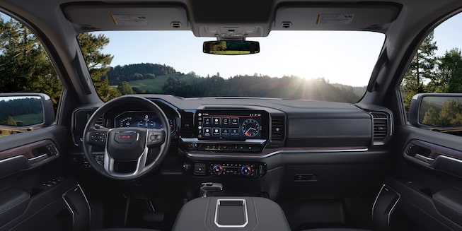 Tableau de bord, système d’infodivertissement et volant du GMC Sierra 1500 2022.