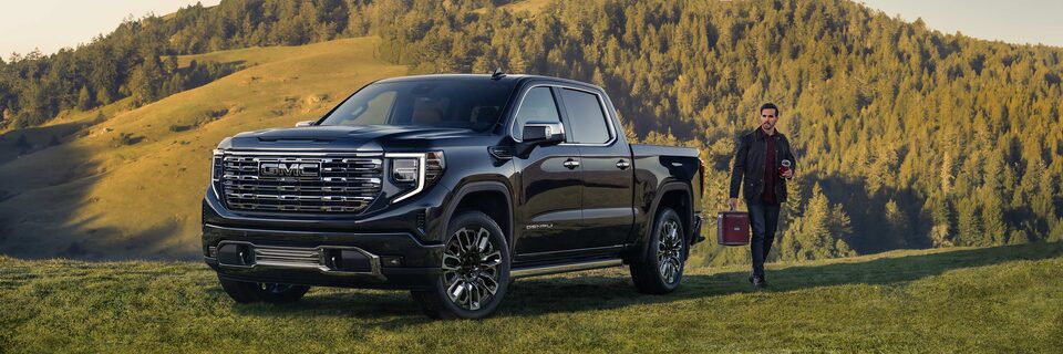 GMC Sierra 1500 Denali Ultimate 2023 sur l’herbe.