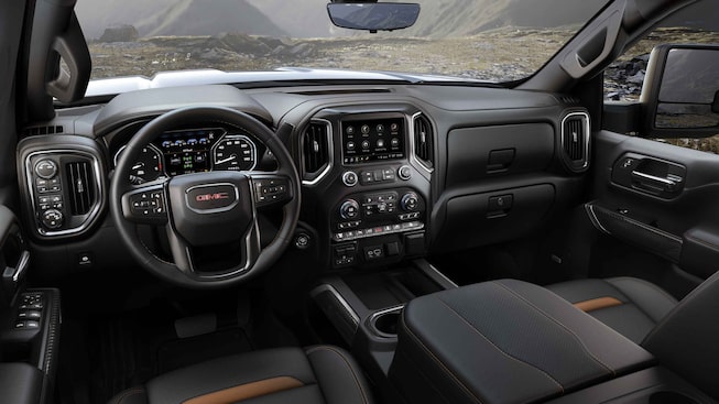 GMC Sierra HD AT4 2023 : intérieur avant.