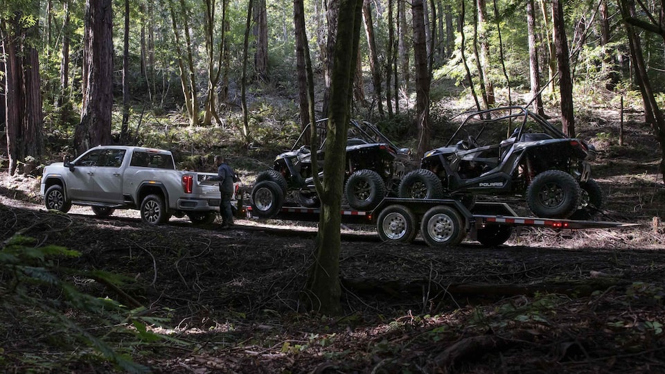 GMC Sierra HD 2023 : aide au démarrage du stationnement en pente.