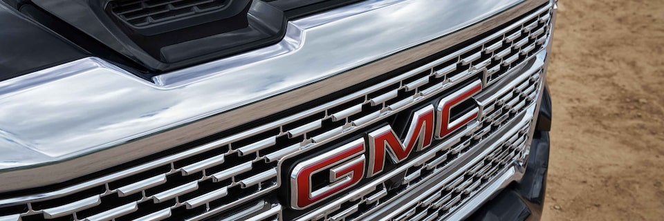 GMC Sierra HD Denali 2023 : calandre et insigne.