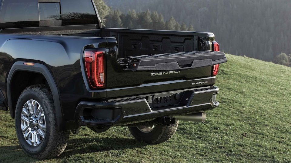 GMC Sierra HD Denali 2023 : portillon intérieur avec plan de travail.