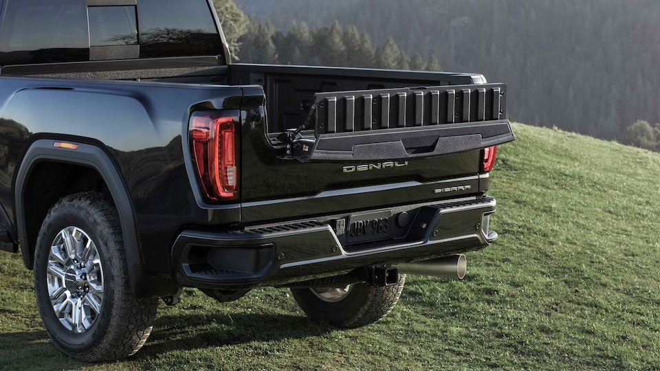 GMC Sierra HD Denali 2023 : marchepied intérieur.