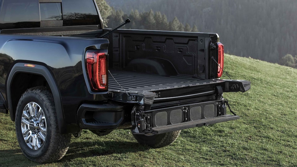 GMC Sierra HD Denali 2023 : marchepied pleine largeur.