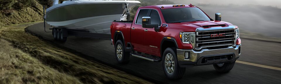 Le pick-up poids lourd de nouvelle génération Sierra 2023 sur la route.