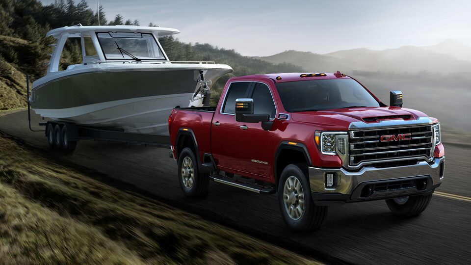 GMC Sierra HD 2023 remorquant un bateau.
