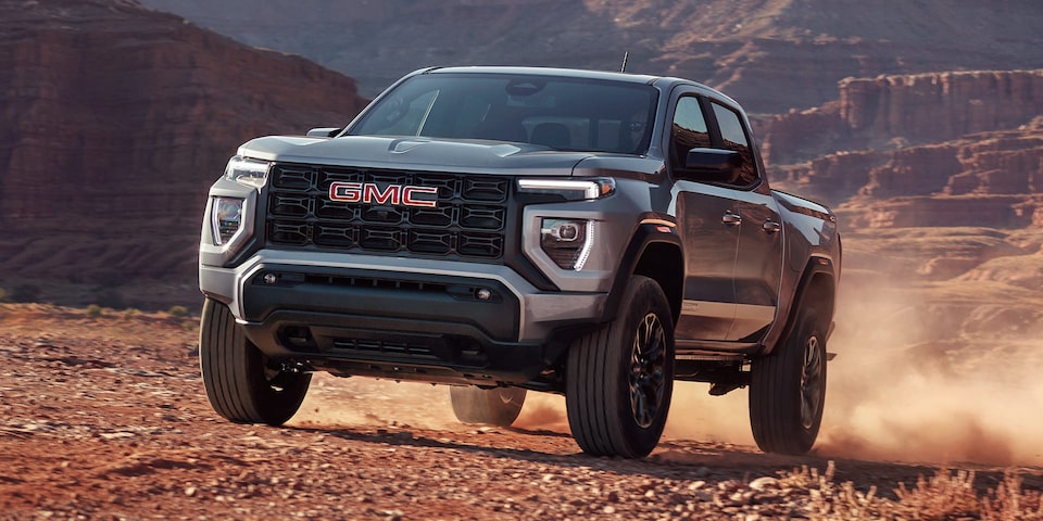 GMC Canyon 2025 en train de déraper dans le désert.